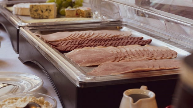 In Supermarktwurst von Tnnies, Wiesenhof und Co. sollen Spuren von Separatorenfleisch gefunden worden sein (Symbolbild) - Quelle: unsplash